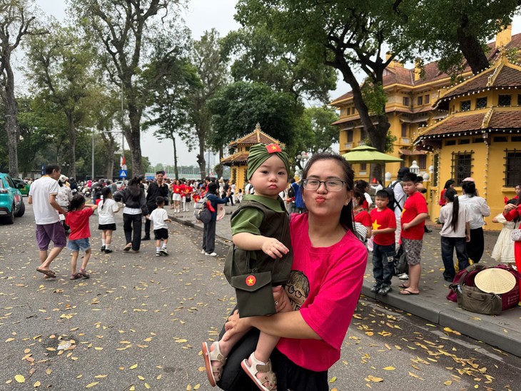 Rực rỡ cờ hoa - Người dân Hà Nội tưng bừng chào mừng 50 năm Ngày Giải phóng miền Nam, thống nhất đất nước - ảnh 12