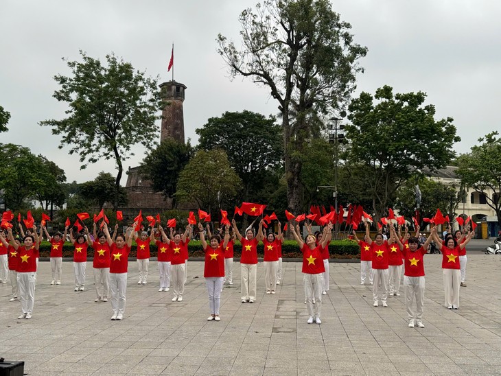 Rực rỡ cờ hoa - Người dân Hà Nội tưng bừng chào mừng 50 năm Ngày Giải phóng miền Nam, thống nhất đất nước - ảnh 14