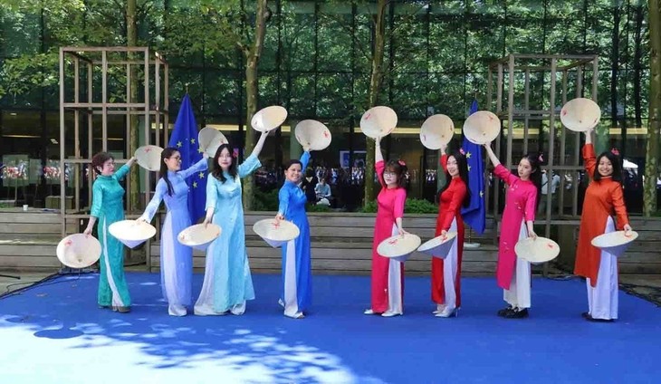 Rực rỡ sắc màu văn hóa Việt Nam tại trái tim châu Âu - ảnh 2