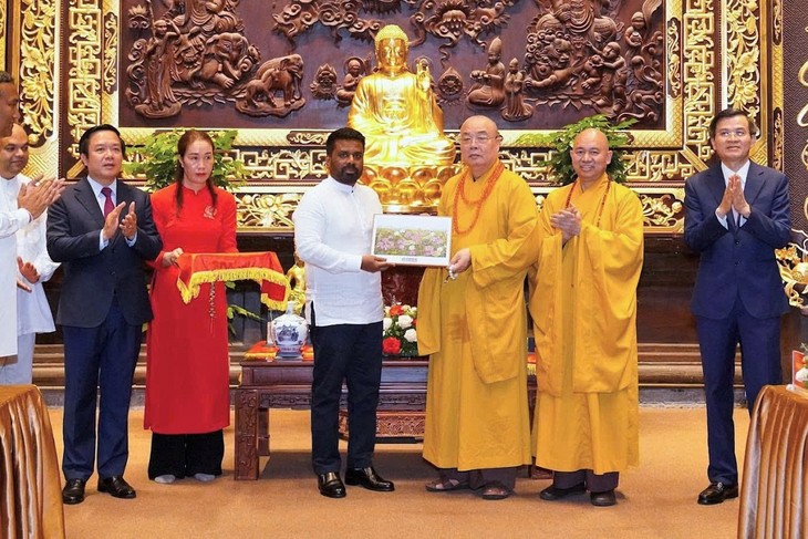 Bức tranh Liên Hoa Tịnh Cảnh mang duyên lành trong mùa Phật Đản - ảnh 1