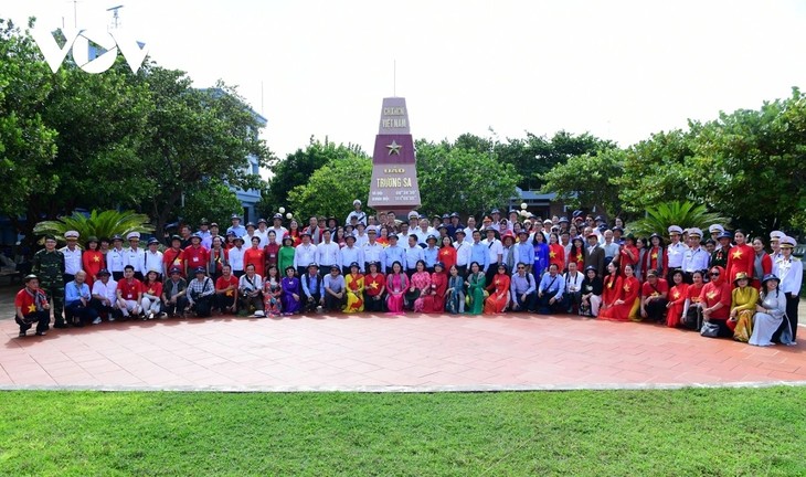 Đoàn Hội Nhà báo Việt Nam kết thúc chuyến công tác đặc biệt thăm quân, dân Trường Sa và Nhà giàn DK1 - ảnh 1