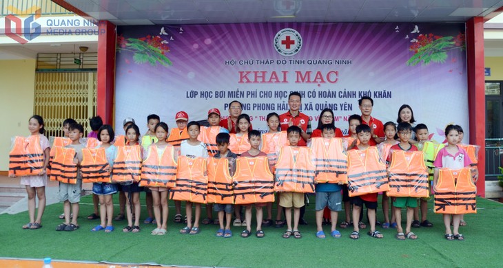 Quảng Ninh tạo cơ hội cho trẻ vùng nông thôn, miền núi học bơi miễn phí - ảnh 1