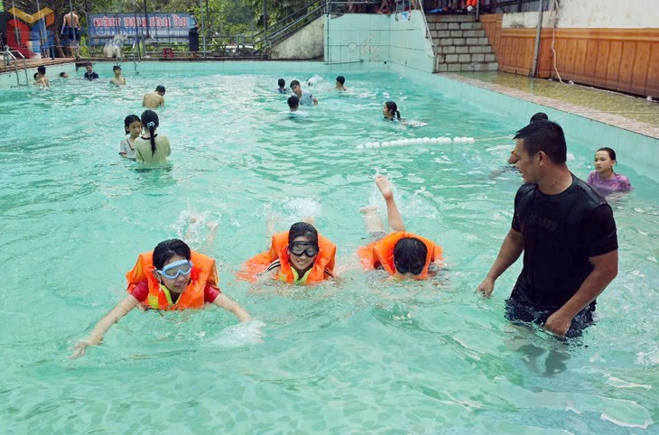 Quảng Ninh tạo cơ hội cho trẻ vùng nông thôn, miền núi học bơi miễn phí - ảnh 2