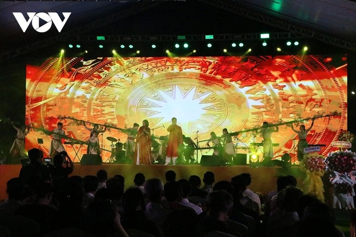 Hàng ngàn người tham gia Giao lưu hữu nghị Việt Nam - Hoa Kỳ tại Đà Nẵng - ảnh 1