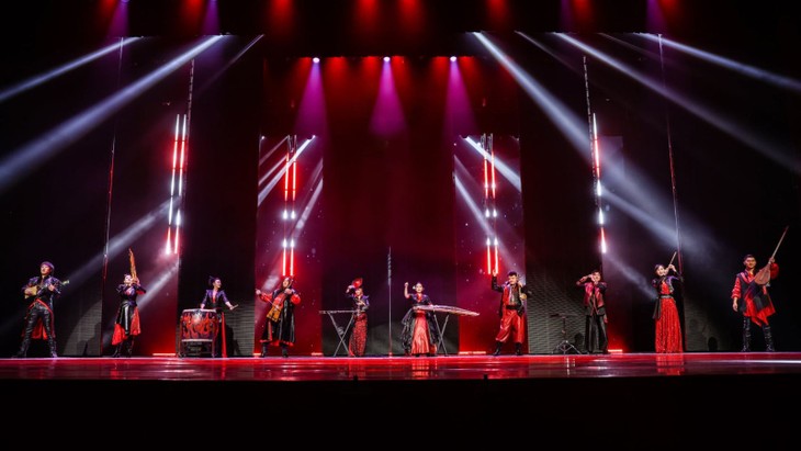 Đoàn Ca múa nhạc các Dân tộc Trung ương Trung Quốc biểu diễn tại Việt Nam - ảnh 2