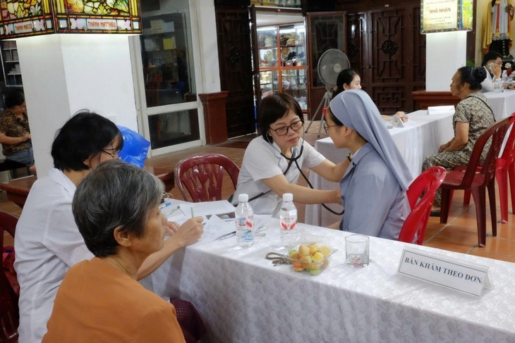 Khám bệnh miễn phí, tặng quà cho người khó khăn, khuyết tật ở Lạng Sơn - ảnh 1