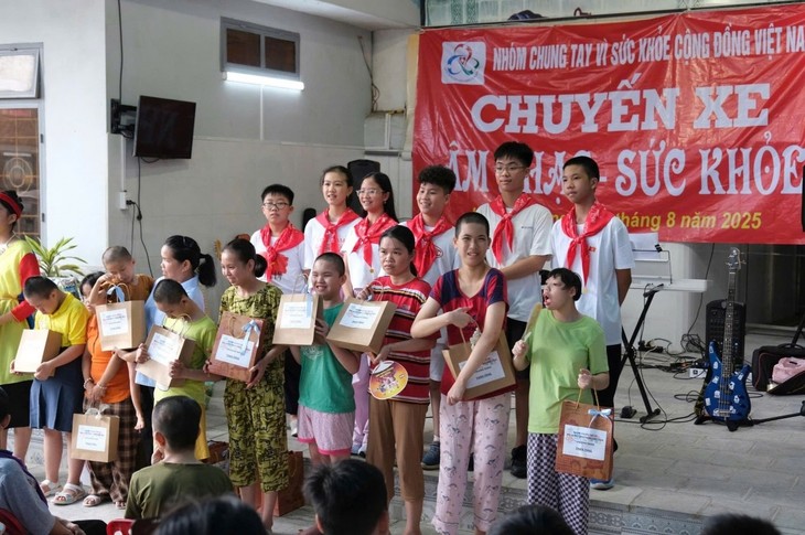 Khám bệnh miễn phí, tặng quà cho người khó khăn, khuyết tật ở Lạng Sơn - ảnh 3