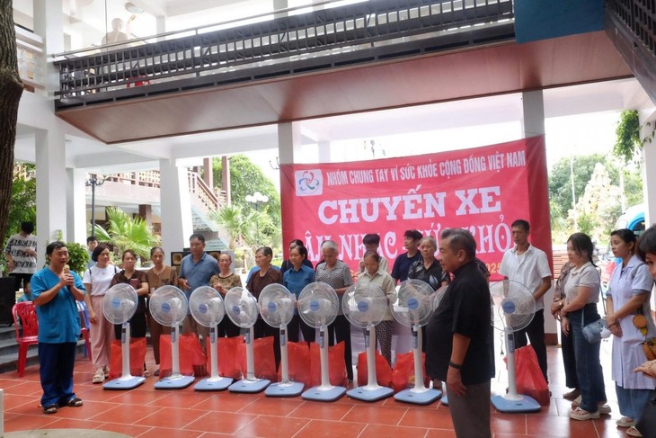 Khám bệnh miễn phí, tặng quà cho người khó khăn, khuyết tật ở Lạng Sơn - ảnh 2