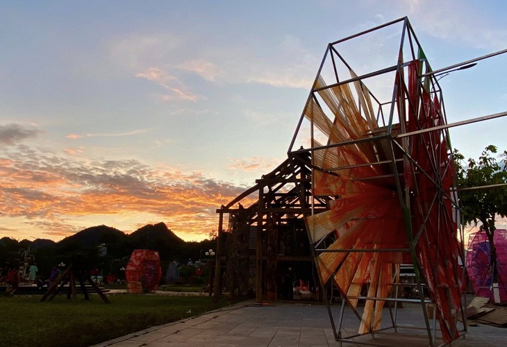 Sắp đặt “Xống chụ xon xao”: câu chuyện tình yêu và sự tái sinh  - ảnh 3