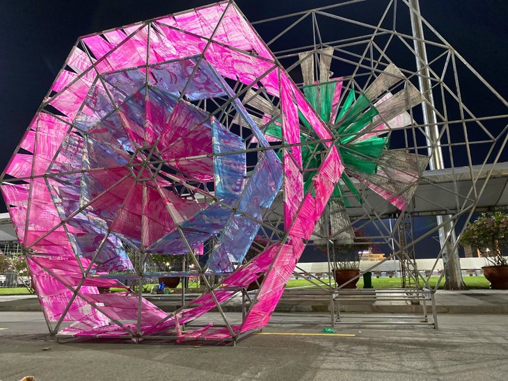 Sắp đặt “Xống chụ xon xao”: câu chuyện tình yêu và sự tái sinh  - ảnh 1