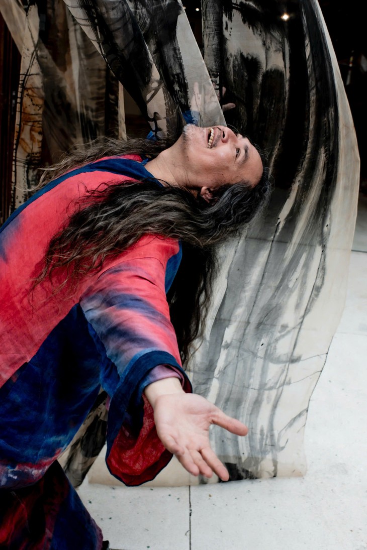 Sắp đặt “Xống chụ xon xao”: câu chuyện tình yêu và sự tái sinh  - ảnh 5