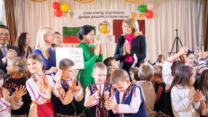 Phu nhân Tổng Bí thư Ngô Phương Ly thăm Trường mầm non số 2 Zvanche (Bulgaria)  - ảnh 1