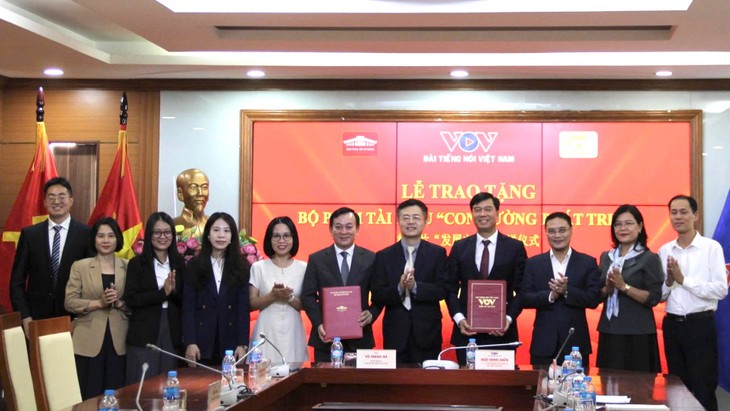 Trao tặng bộ phim tài liệu “Con đường phát triển” - ảnh 1