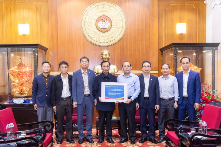 Hiệp sĩ Đại Thánh giá Lê Đức Thịnh và cộng sự ủng hộ đồng bào các tinh khắc phục hậu quả do bão lũ gây ra - ảnh 1