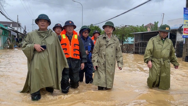 Ứng phó thiên tai ở mức cao nhất: Hải quân vượt lũ xuyên đêm cứu dân - ảnh 2