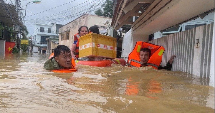 Ứng phó thiên tai ở mức cao nhất: Hải quân vượt lũ xuyên đêm cứu dân - ảnh 1