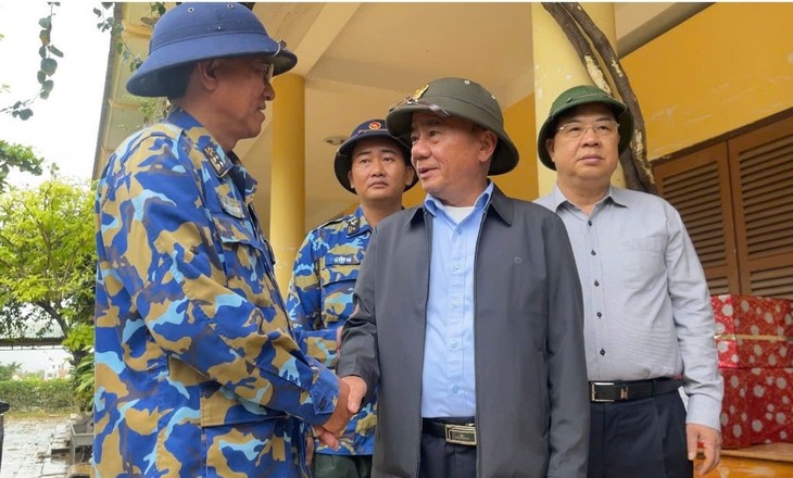 Ứng phó thiên tai ở mức cao nhất: Hải quân vượt lũ xuyên đêm cứu dân - ảnh 3