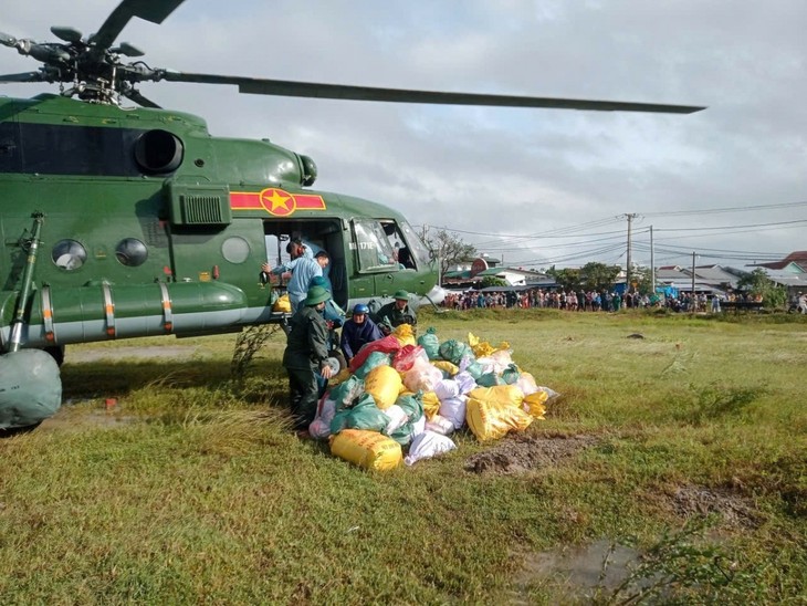 Trực thăng tiếp tục bay cứu trợ đồng bào lũ lụt ở Gia Lai, Đắk Lắk - ảnh 1