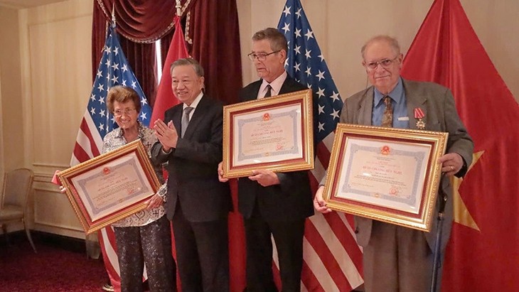 Việt Nam tiễn biệt ông bà Weiss, những người bạn thủy chung góp phần hàn gắn quan hệ Việt - Mỹ - ảnh 1