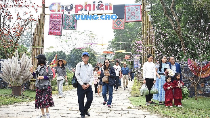 Tưng bừng “Chợ phiên vùng cao - Chào năm mới 2026” tại Làng Văn hóa - Du lịch các dân tộc Việt Nam - ảnh 1