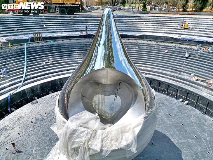 Lắp biểu trưng giọt nước ở khu vực Đài tưởng niệm nạn nhân COVID-19 - ảnh 4