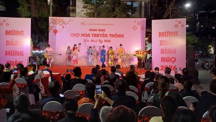 Phố cổ Hà Nội khai mạc chợ hoa truyền thống - ảnh 1