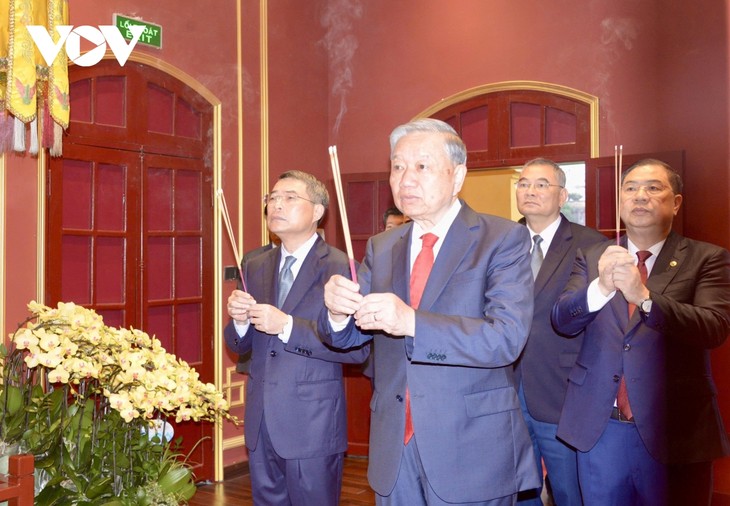Tổng Bí thư Tô Lâm dâng hương tại Hoàng thành Thăng Long và dâng hương tưởng nhớ Chủ tịch Hồ Chí Minh tại Nhà 67 - ảnh 1