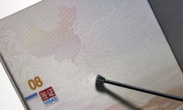 China’s new passport policy is unusual and disputable  - ảnh 1