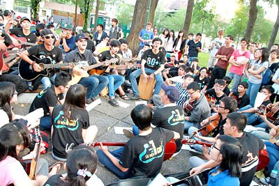 Vietnamese students respond to 2013 Earth Hour - ảnh 2