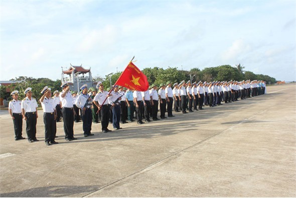 Flag salute ceremony in Truong Sa broadcast live on TV - ảnh 1