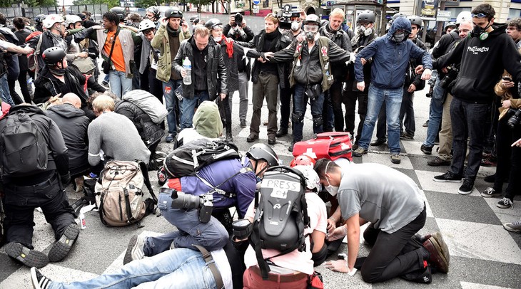 40 hurt in Paris clashes between police, protesters - ảnh 1