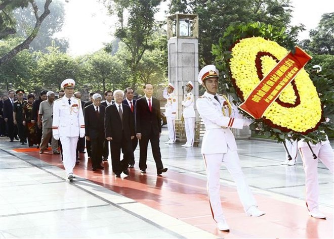 Top leaders pay tribute to national icon, martyrs on National Day - ảnh 1