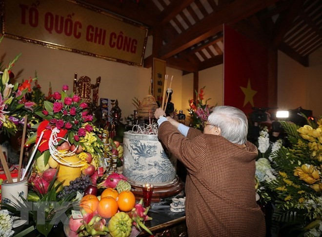 Party chief offers incense to late leader Nguyen Duc Canh - ảnh 1