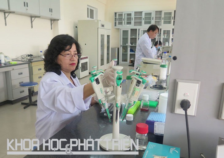 Female scientist passionate in veterinary studies  - ảnh 1