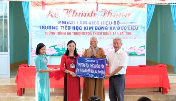 Kind-hearted monk helps school children  - ảnh 1