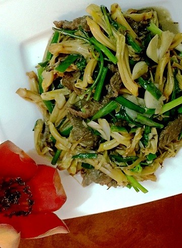 Bombax flowers stir-fried with beef - ảnh 2