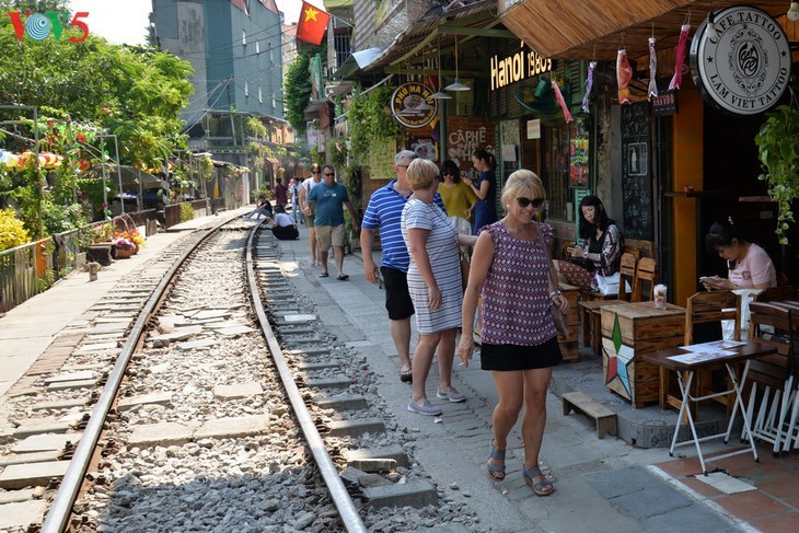 Unique railway café in Hanoi - ảnh 4