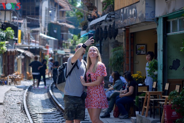 Unique railway café in Hanoi - ảnh 5