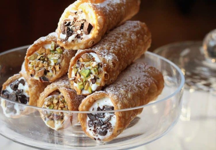 Sicilian cannoli with ricotta filling - ảnh 1