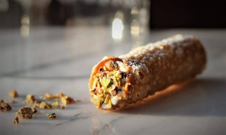 Sicilian cannoli with ricotta filling - ảnh 2