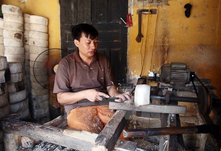 Traditional toy making village bustling as Mid-Autumn Festival nears - ảnh 3