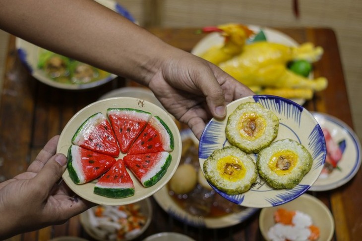 Unique Tet trays showcase national delicacies made from clay - ảnh 5