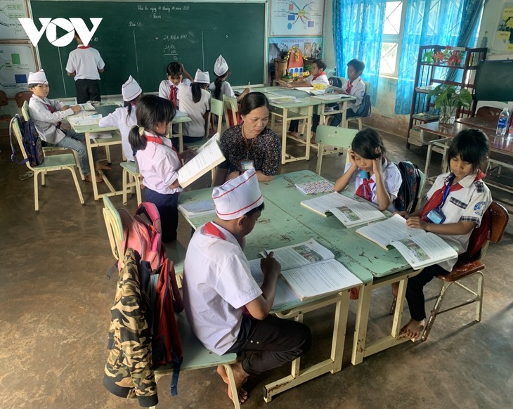 Gia Lai teacher devotes to poor ethnic pupils  - ảnh 2