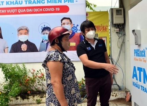 Inventor of Vietnam’s rice and face mask ATMs - ảnh 2