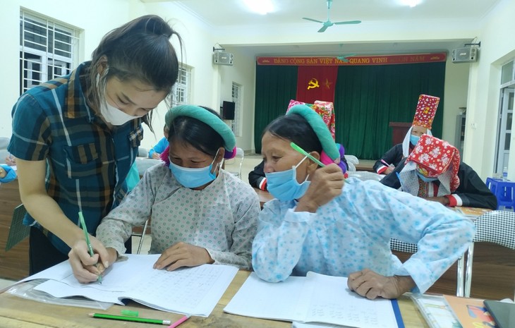 Literacy class in northern mountains  - ảnh 2