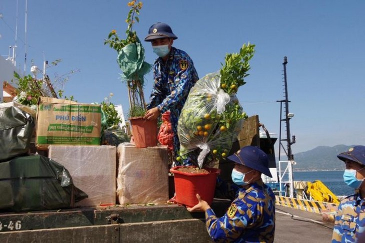 Tet gifts to Truong Sa islanders - ảnh 4