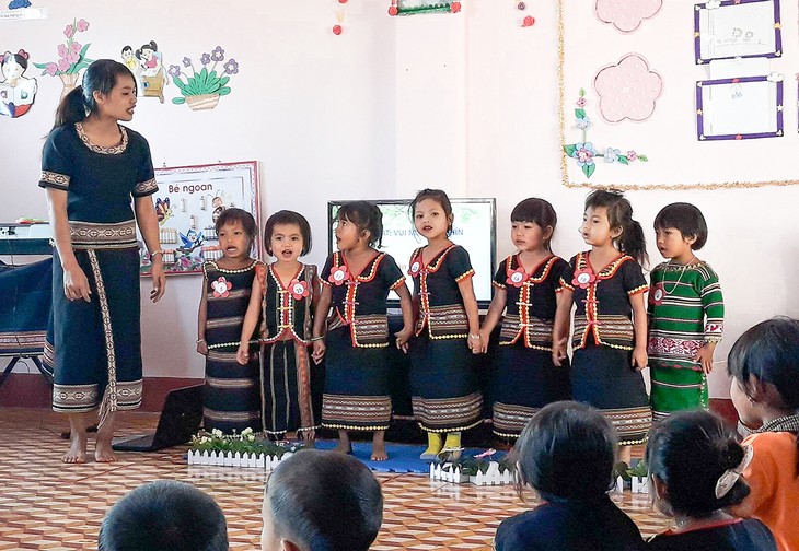 Central Highlands teacher honored for devotion to ethnic minority children  - ảnh 1