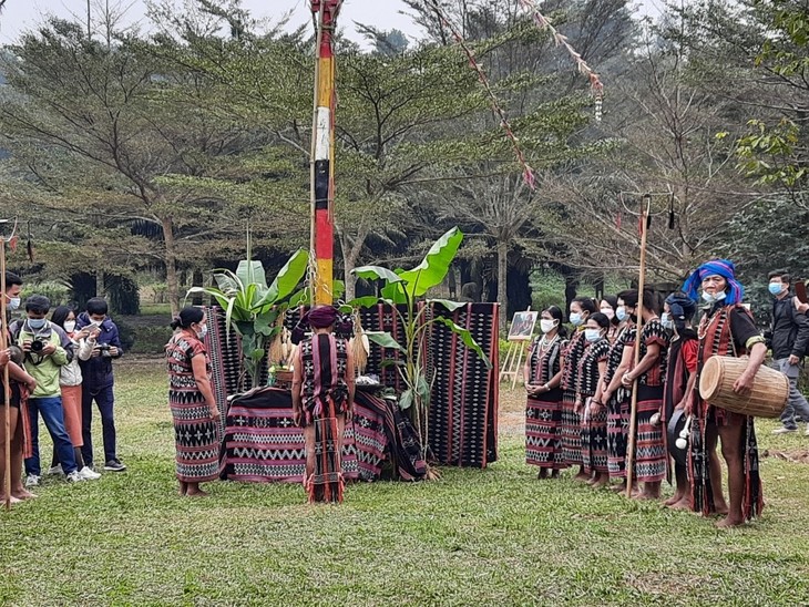 Festival of Ta Oi ethnic people prays for bumper crop and good health - ảnh 1