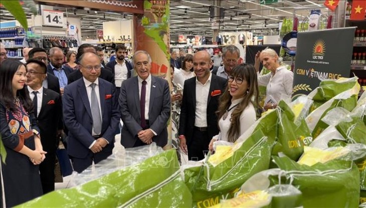 French supermarket chain stocks up on Vietnamese rice - ảnh 1