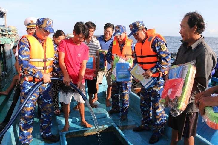 Bonding activities in southwestern islands - ảnh 1